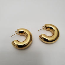 Load image into Gallery viewer, 18K GOLD PLATED CHUNKY C CURVED EARRINGS
