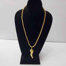 Load image into Gallery viewer, 18K BRAZILIAN GOLD PLATED CHUNKY PEPPER PENDANT WITH TWISTED ROPE NECKLACE