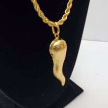 Load image into Gallery viewer, 18K BRAZILIAN GOLD PLATED CHUNKY PEPPER PENDANT WITH TWISTED ROPE NECKLACE