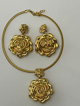Load image into Gallery viewer, 18K GOLD PLATED CHUNKY FLOWED EARRING, CORD NECKLACE & PENDANT SET