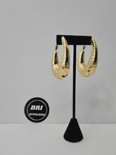 Load image into Gallery viewer, 18K Gold Plated Bold Oval Hoop Earring
