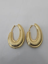 Load image into Gallery viewer, 18K Gold Plated Bold Oval Hoop Earring
