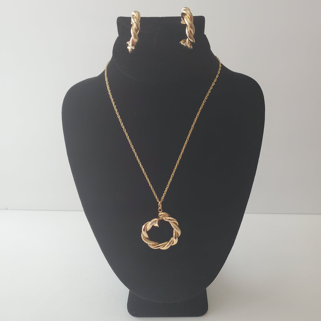 18K GOLD PLATED CURVED TWISTED C HOOP EARRING, NECKLACE AND PENDANT SET