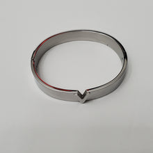 Load image into Gallery viewer, 18K WHITE GOLD PLATED STAINLESS STEEL V BANGLE
