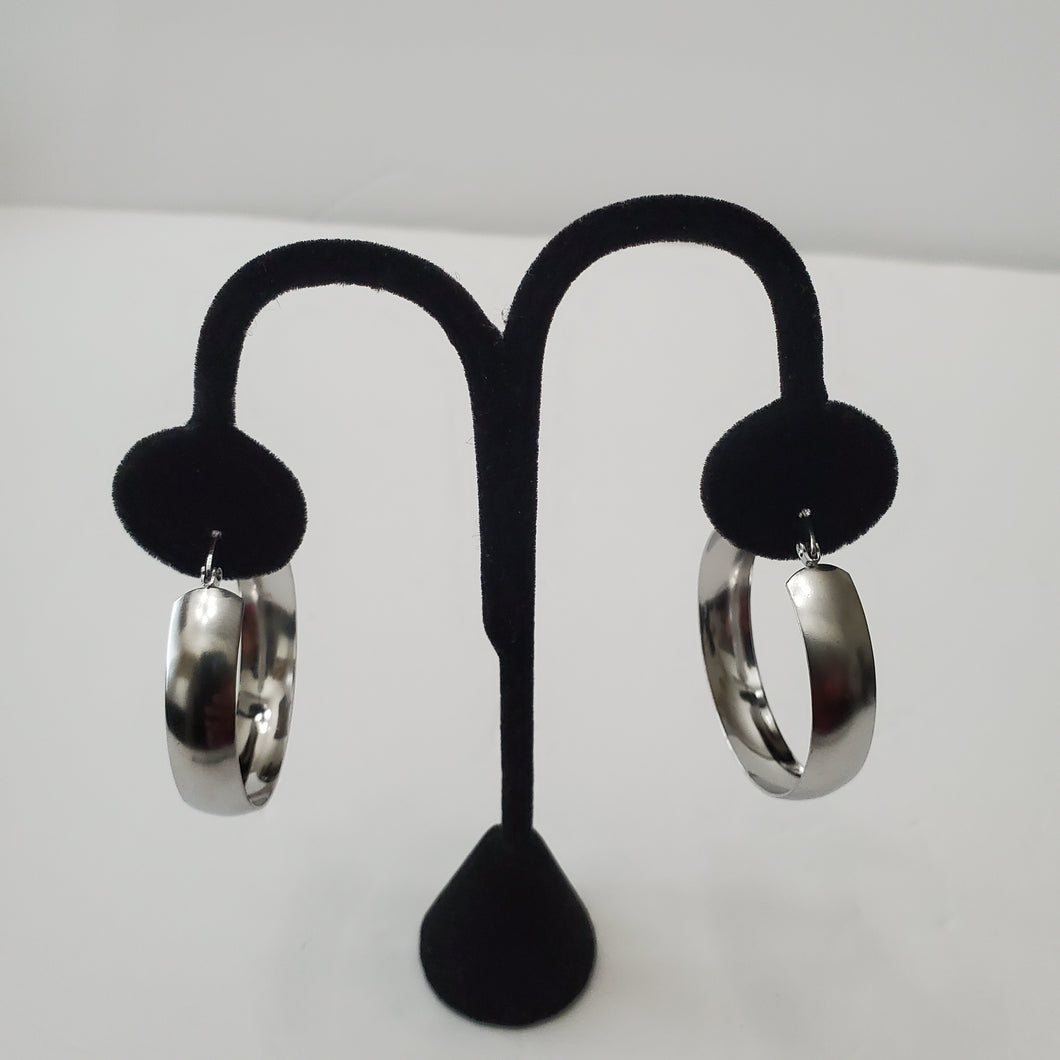 SLIVER STAINLESS STEEL MED HOOP EARRINGS