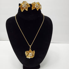 Load image into Gallery viewer, 18K GOLD PLATED FLOWER DESIGN EARRING NECKLACE AND PENDANT SET
