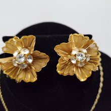 Load image into Gallery viewer, 18K GOLD PLATED FLOWER DESIGN EARRING NECKLACE AND PENDANT SET
