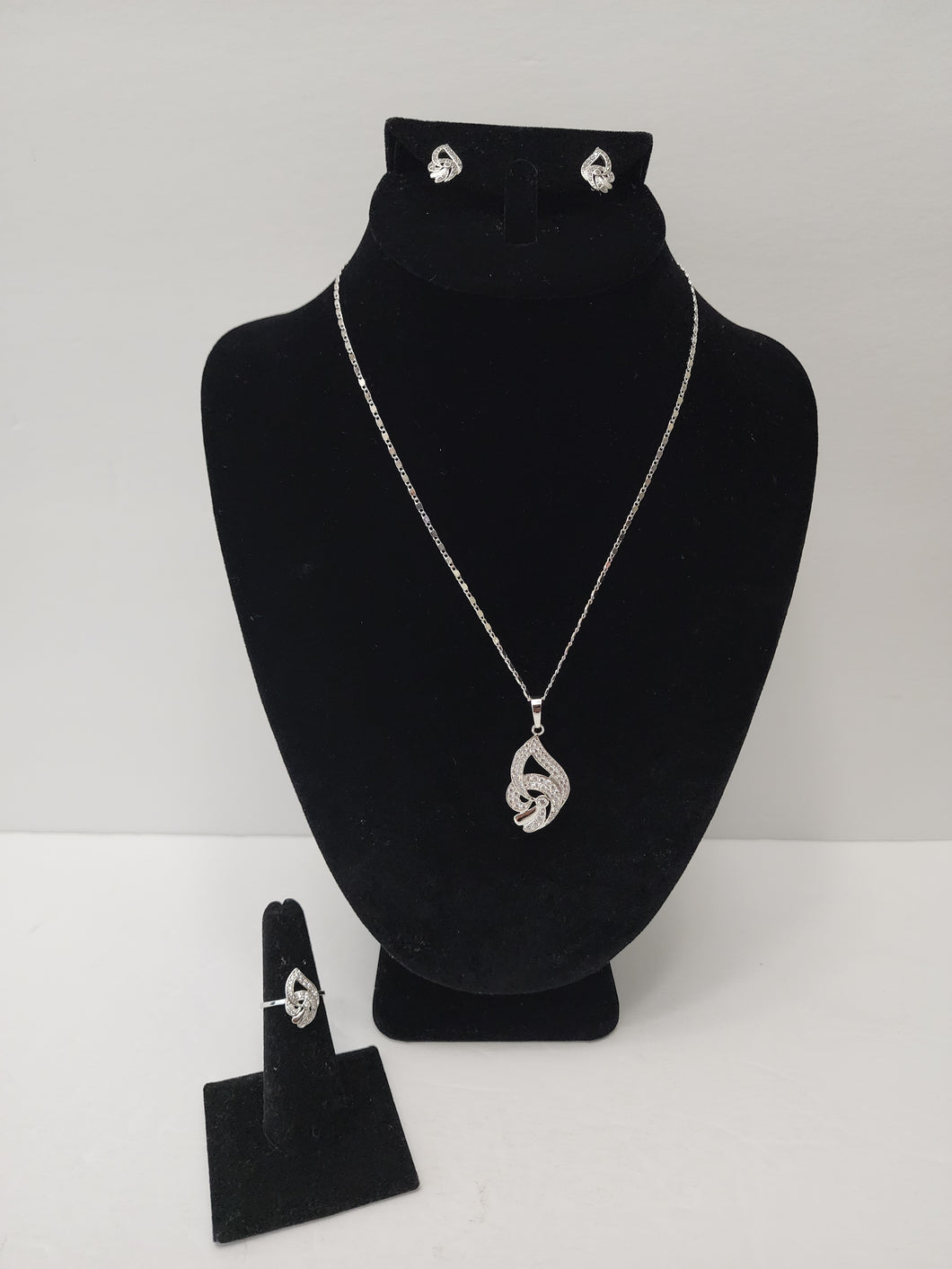 18K ITALIAN WHITE GOLD PLATED NECKLACE & PENDANT, RING & EARRING SET